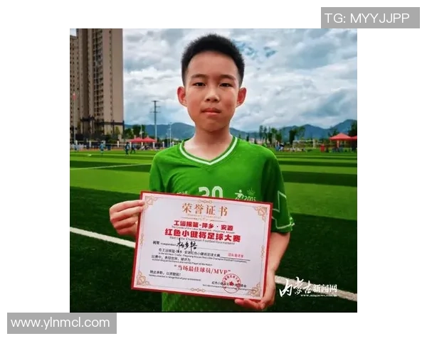 探寻当代足球运动员成长之路与赛场魅力全景解读深度剖析新时代传奇