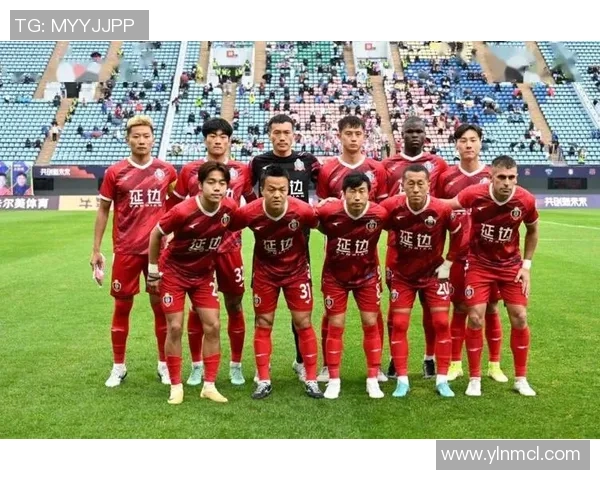 聚焦足球运动员成长轨迹与球场荣耀全景深度解析发展趋势探索之路